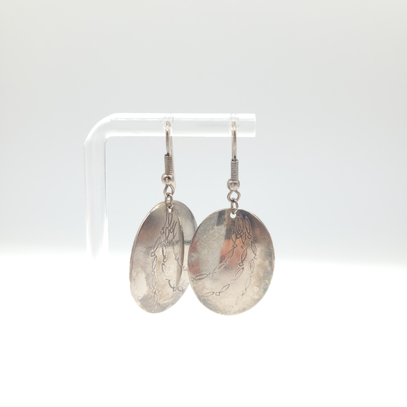 Elegant Silver Oval Earrings with engraved design - Picture 2 of 11